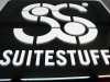 Suitestuff, Plexiglasbuchstaben, Hochglanz poliert, auf Acryltafel, München Firmenschilder, 3D-Schild