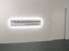 Burda Journalistenschule, Schild hinterleuchtet, LED-Lichttechnik, München, Folienschriftzug, Firmenschild spezial